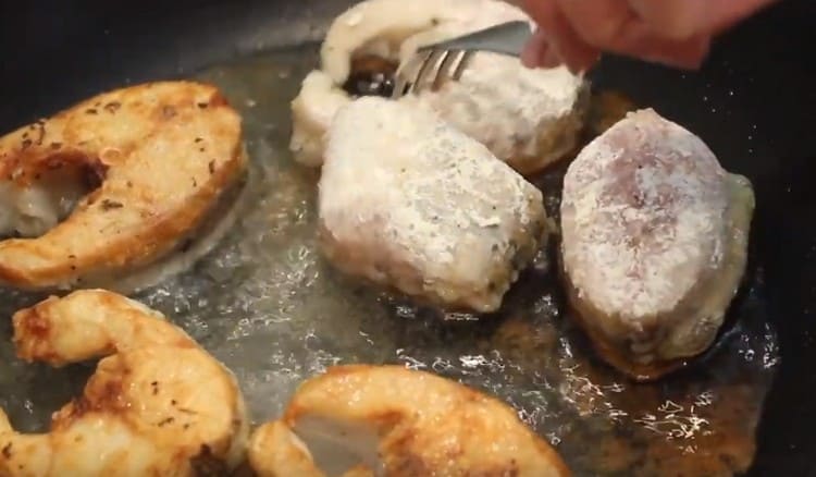 Otočte ryby a smažte na druhé straně.