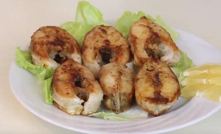 Smažený candát na pánvi se stává šťavnatým a velmi něžným.