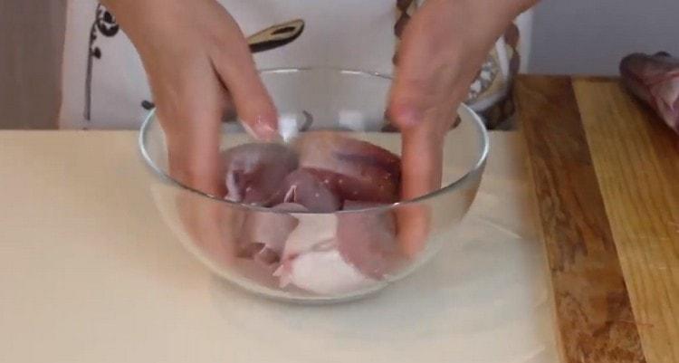 Solte ryby a promíchejte, aby se sůl distribuovala.