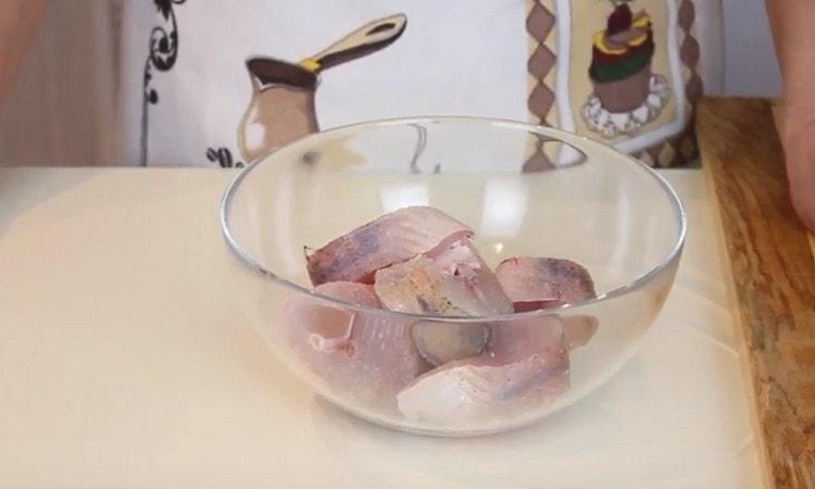 Kousky ryb nechte projít solí.