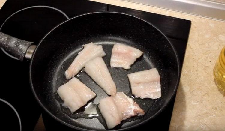 Vi spreder stykker zander på panden med huden nedad.