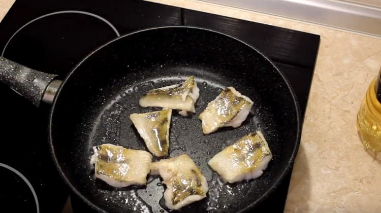 Vend stykkerne, så de stegt på begge sider.