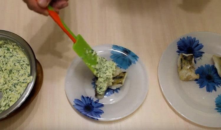 Vi serverer gedde aborre på polsk. hælde fisk i cremet æg sauce.