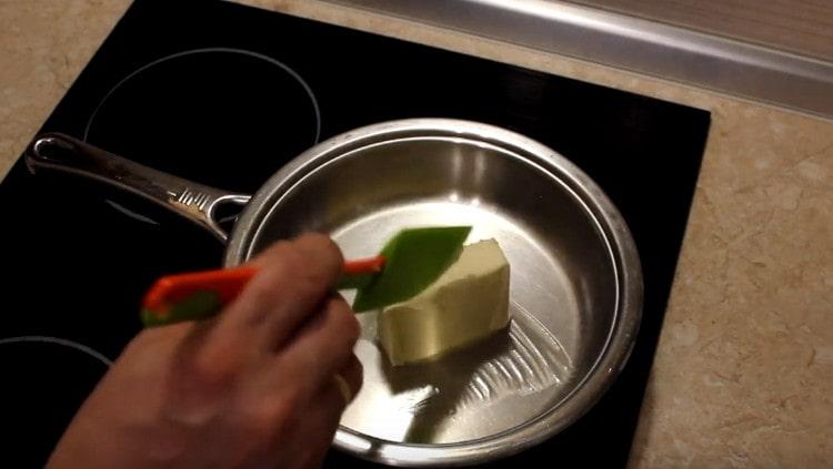 Druk en smør i en stewpan eller -pande.