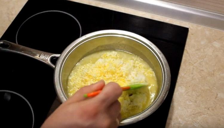 Tilsæt æggene til olien.