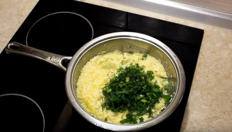 Tilsæt citronsaft, salt, hakkede urter.
