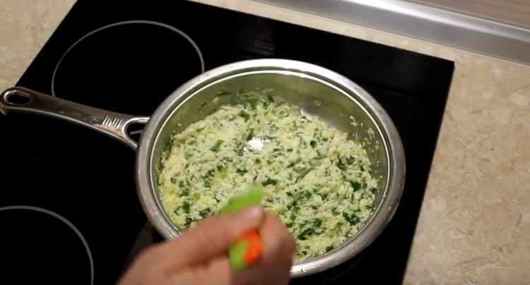 Bland saucen, og fjern den efter 3 minutter fra varmen.