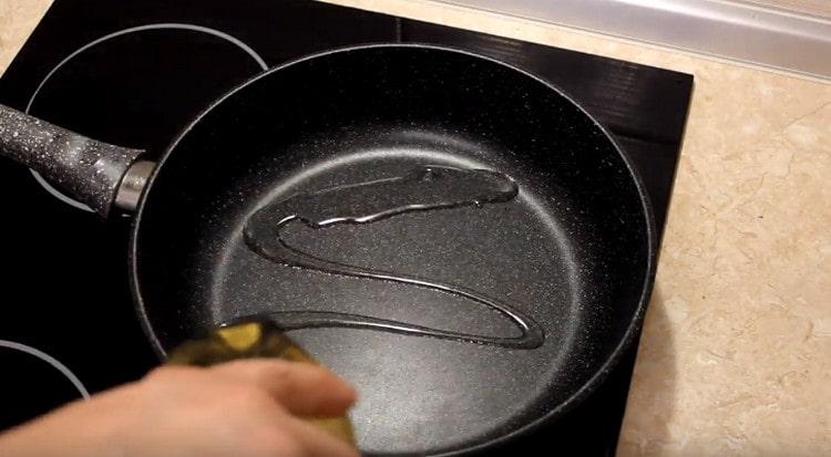 Opvarm gryden med vegetabilsk olie.