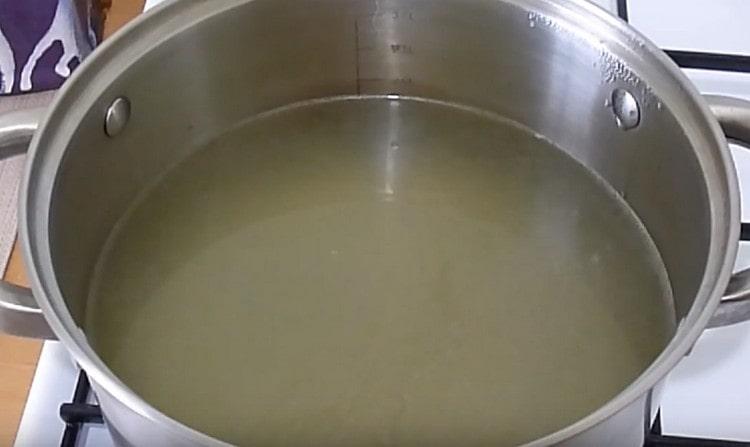 Die Brühe filtern und erneut zum Kochen bringen.