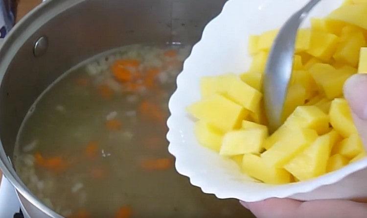 Fügen Sie die gewürfelten Kartoffeln hinzu.