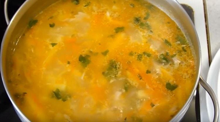 Agregue hierbas, especias aromáticas al gusto.