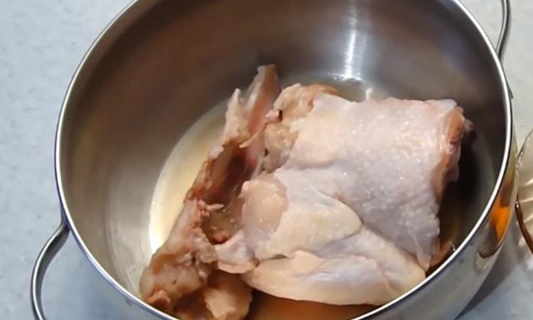 Lavamos las partes de pollo.