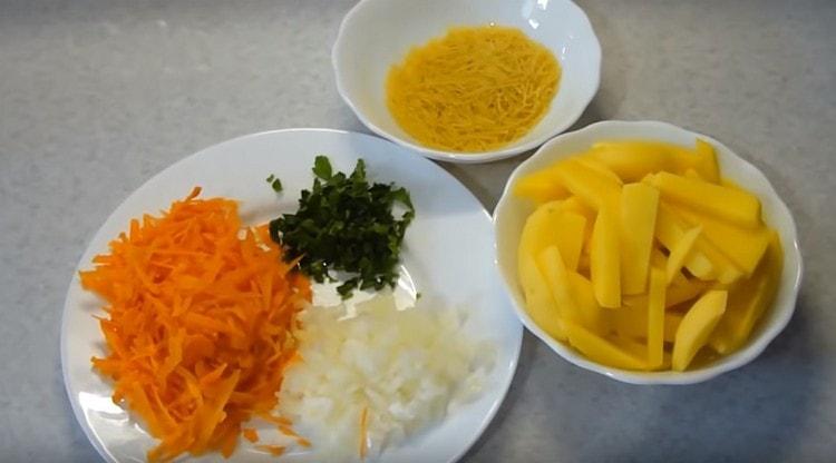 Cortar todas las verduras necesarias.