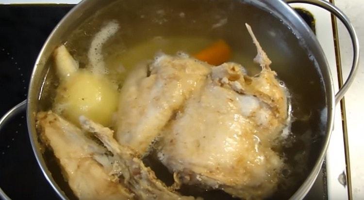 Después de hervir, retire la espuma del caldo.