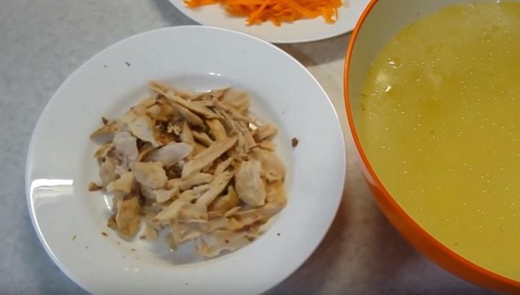 Cuando el pollo esté cocido, filtre el caldo, separe la carne de los huesos.