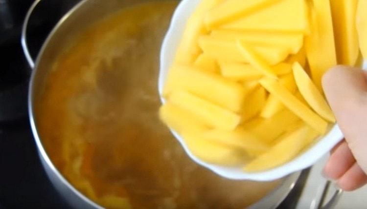 Cuando el caldo vuelva a hervir, agrégale freír y papas.