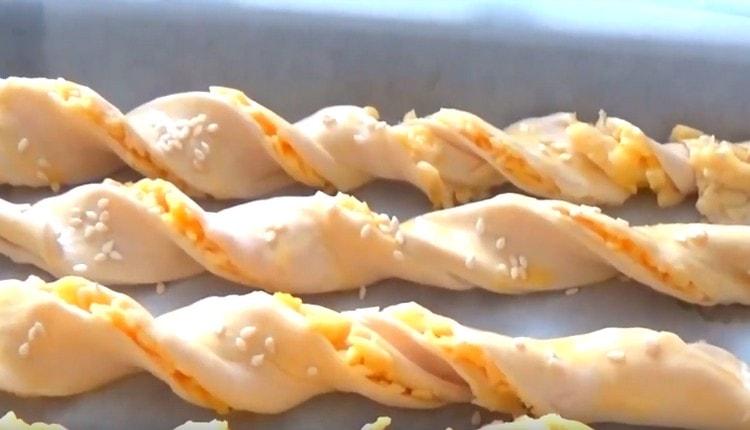 Поръсете пръчици със сусамово семе.