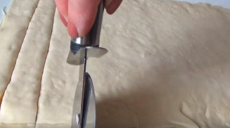 Нарежете тестото на ивици.