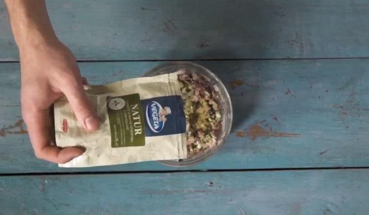 Condimentează masa cu condimente.