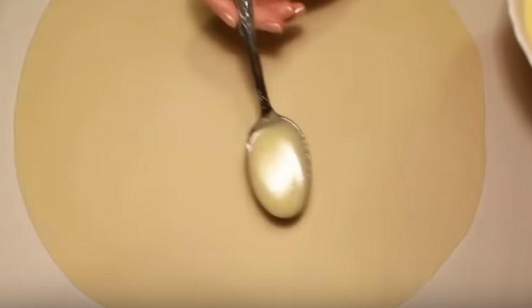 Lubrique una capa de masa con mantequilla.