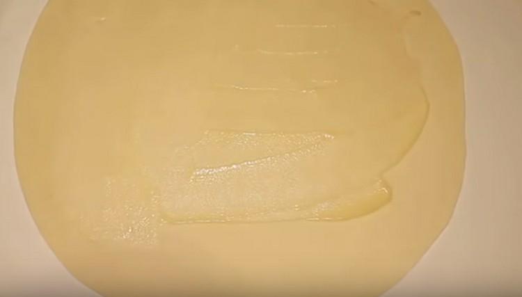 Extendemos las capas de masa obtenidas una encima de la otra, cada una lubricada con aceite.