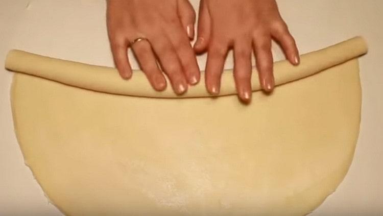 Envolvemos la masa en un rollo apretado.