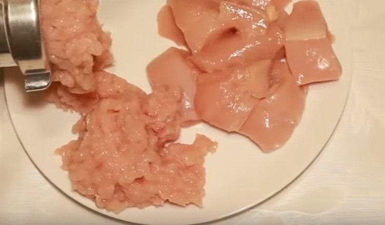 Para preparar el relleno necesitarás pollo picado.