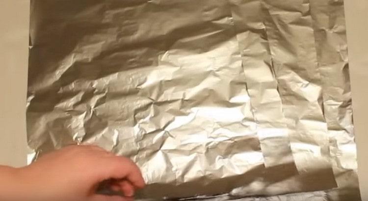 Prepararemos láminas de papel de aluminio que, al hornear samsa, deben cubrir el fondo del horno.