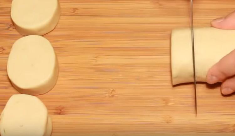 Sacamos la masa del refrigerador y la cortamos en trozos.