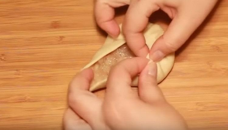 Recogemos la masa en el centro con pliegues.