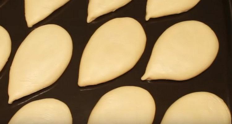 En la bandeja para hornear, Samsa yace.