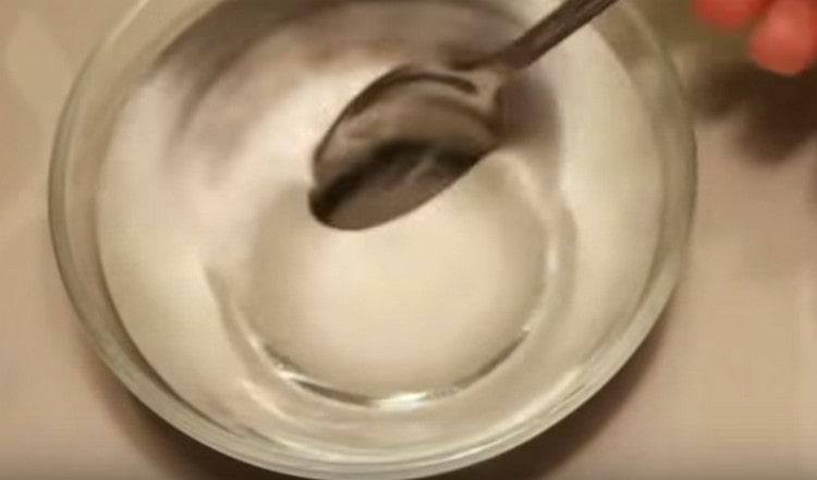 Disuelva la sal en agua.