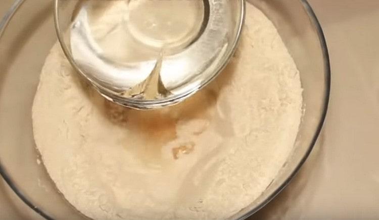 Introducimos agua y sal en la harina.