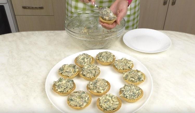 Започваме с получената маса от тарталетите.