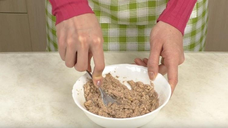 Омесете черния дроб на треска с вилица.