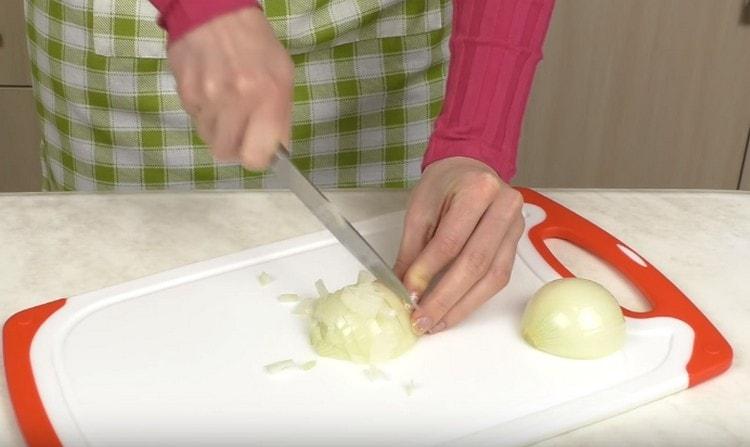 Смелете лука.