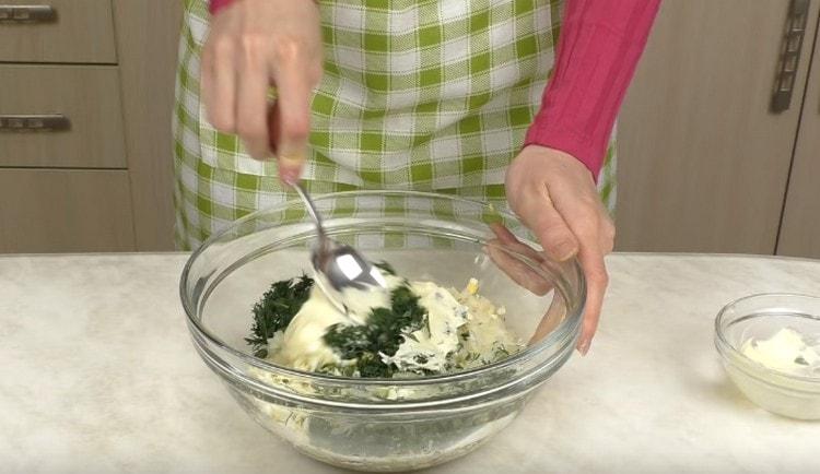 Пълним пълнежа за тарталетите с майонеза и разбъркваме.