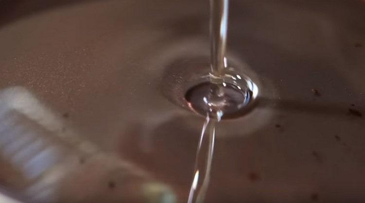 Într-o tigaie, încălziți uleiul vegetal.