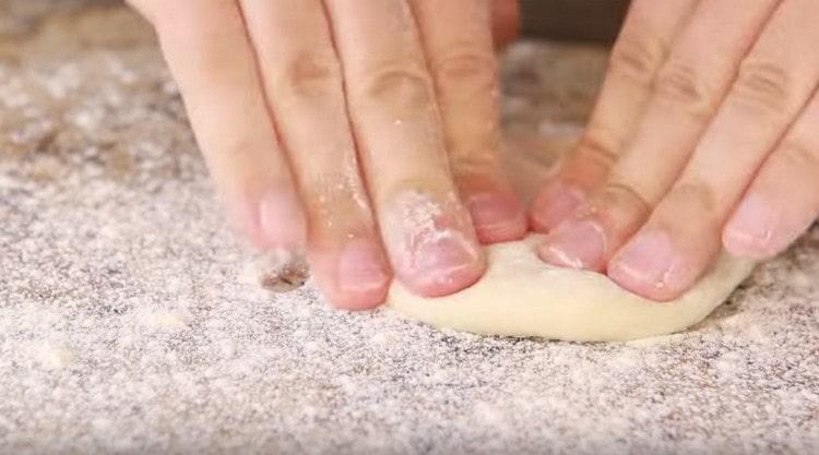 pe o masă presărată cu făină, formăm mici prăjituri.