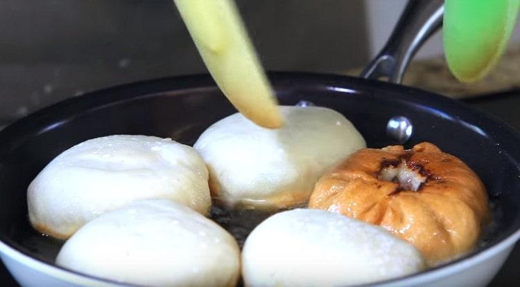 Prăjiți albușurile în ulei vegetal fiert.