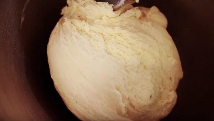 Frământați aluatul.