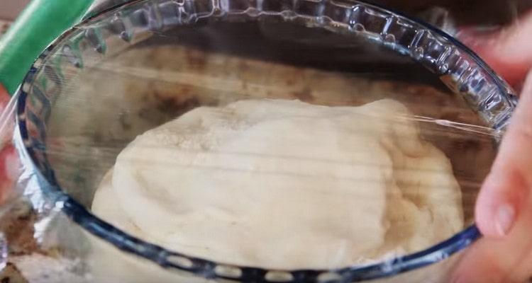 Aluatul gata trebuie pus peste noapte la frigider.