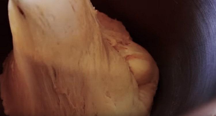 Aluatul abordat trebuie să fie frământat din nou, este posibil și cu ajutorul unui mixer.