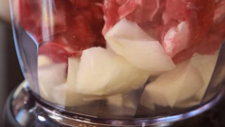 Se taie ceapa și se adaugă în carne.