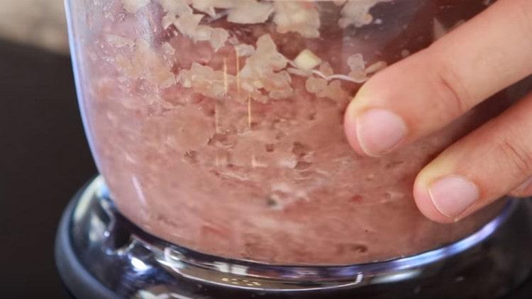 Se macină produsele cu un blender și se obține umplutura.