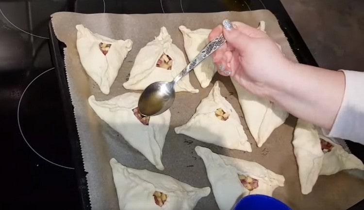 Gießen Sie die Brühe in das Loch jeder Torte.