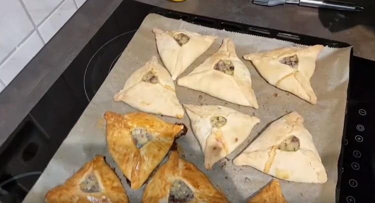 Schicken Sie die Kuchen in den Ofen und backen Sie.