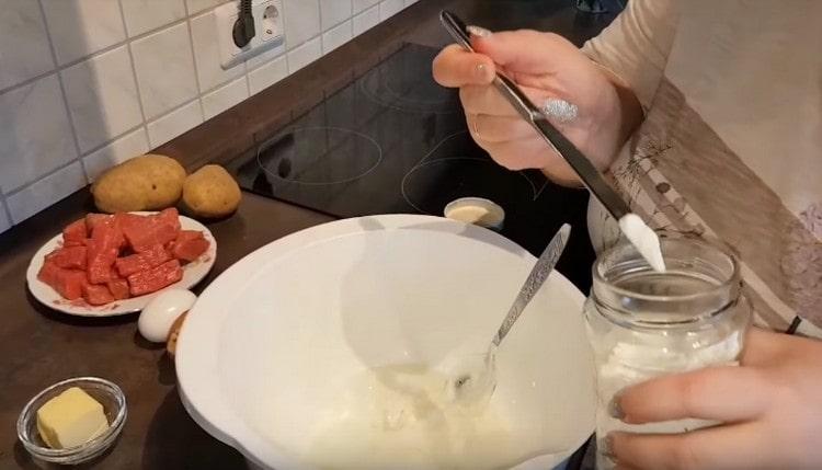 Kefir mit Zucker, Salz und Soda würzen.