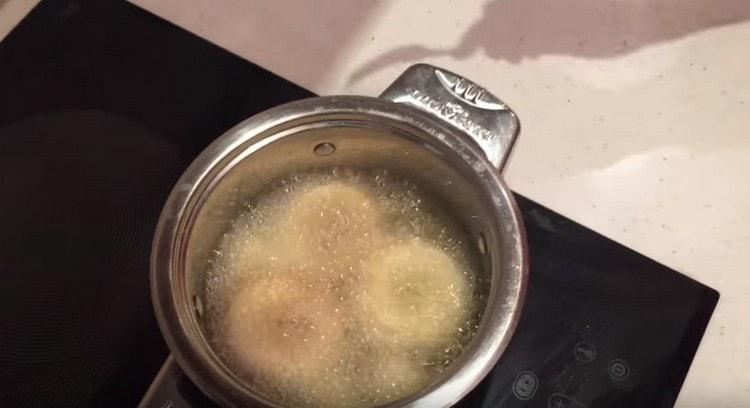 Extendemos las rosquillas y las freímos en aceite hirviendo.