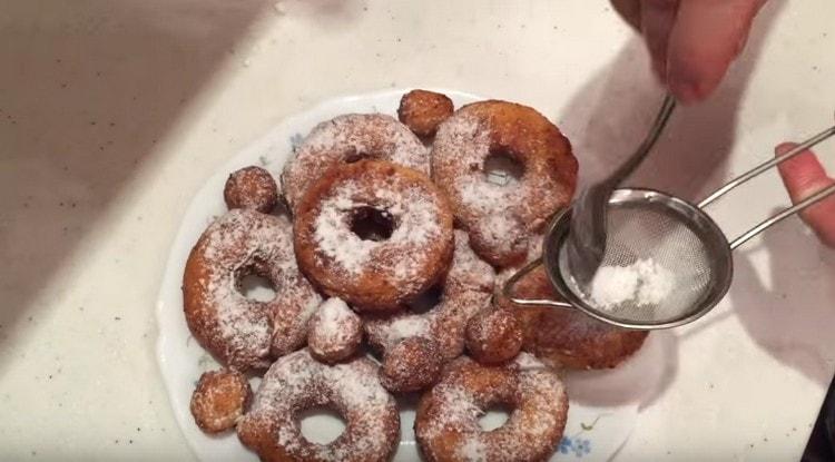 Las rosquillas de requesón serán aún más sabrosas si se rocían con azúcar en polvo.